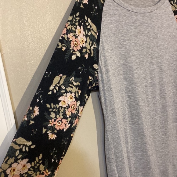 G Mini Floral Long Sleeve Grey Top Size Large Very Soft! - Picture 2 of 7